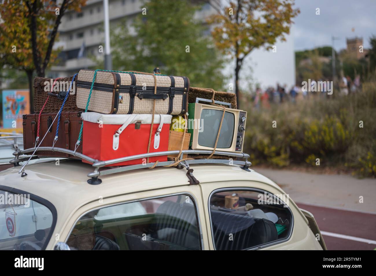 Detail of the luggage on the roof of an old car that goes on vacation ...