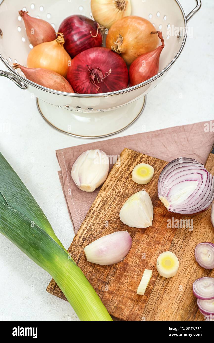 Board different kinds onions hi-res stock photography and images - Alamy