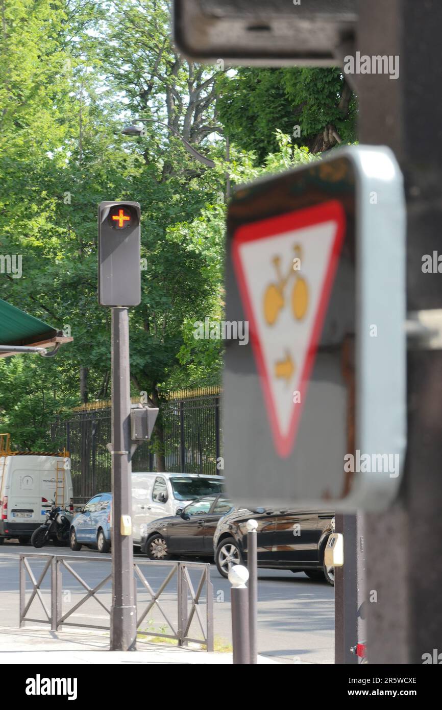 Französische Verkehrsorganisation: Ampelstatus und Abbiegen bei Rot // French traffic organisation: traffic light status and turning on red Stock Photo