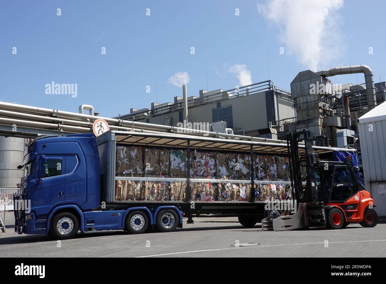 Smurfit Kappa Papierfabrik Zülpich - Lastwagen beladen mit Altpapier-Ballen, Nordrhein-Westfalen, Deutschland Stock Photo