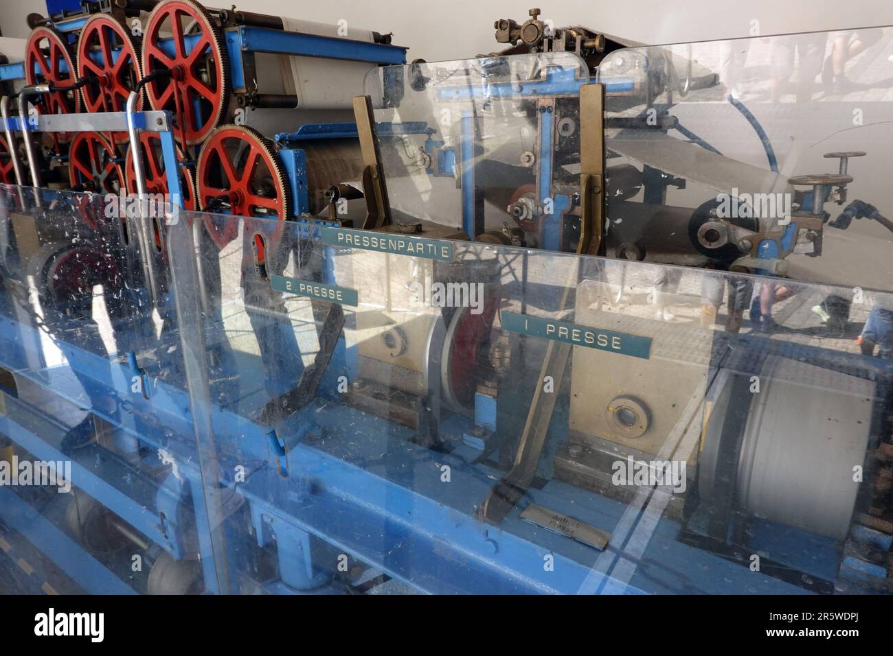 Smurfit Kappa Papierfabrik Zülpich - Vorführpapiermaschine die die Prozessschritte der industriellen Papierherstellung erklärt ,  Zülpich, Nordrhein-W Stock Photo