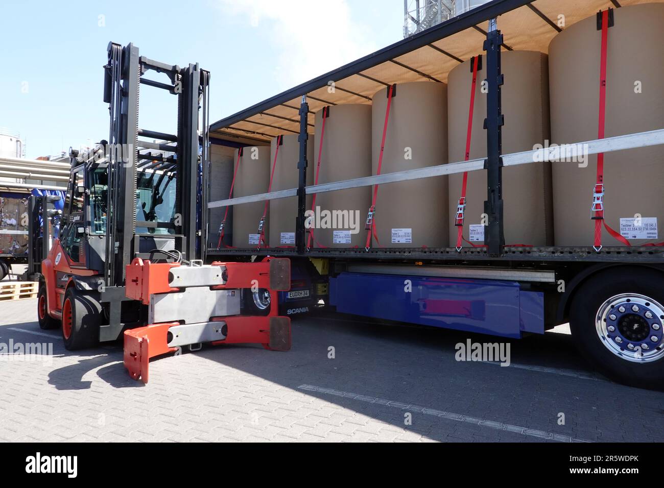 Smurfit Kappa Papierfabrik Zülpich,  Lastwagen beladen mit Packpapier-Rollen, Vordrhein-Westfalen Stock Photo