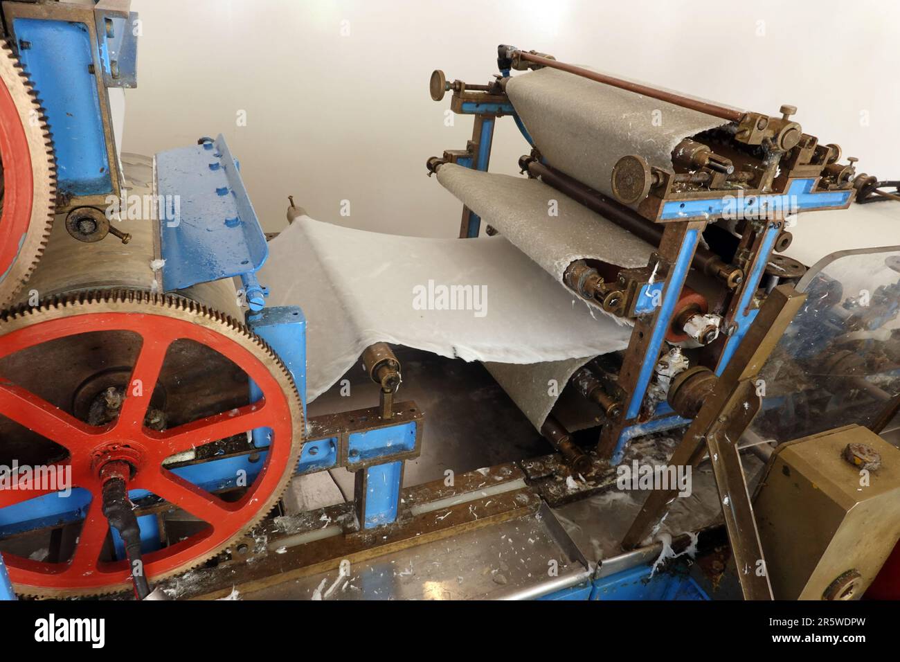 Smurfit Kappa Papierfabrik Zülpich - Vorführpapiermaschine die die Prozessschritte der industriellen Papierherstellung erklärt ,  Zülpich, Nordrhein-W Stock Photo