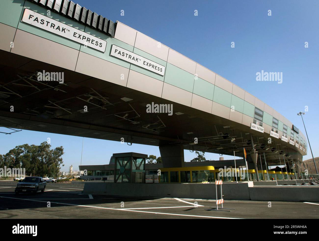 The new toll plaza for the BeniciaMartinez Bridge features the Bay(01)
