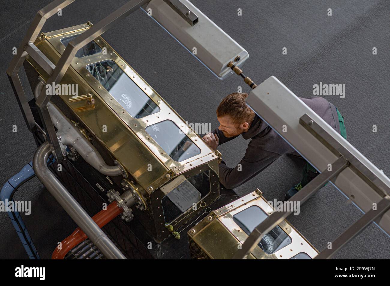 Bernard Arnault (L3), CEO of Moet Hennessy Louis Vuitton (MHLV) and Casino  tycoon Stanley Ho (L2) look at scale models of the LAvenue Shanghai during  Stock Photo - Alamy