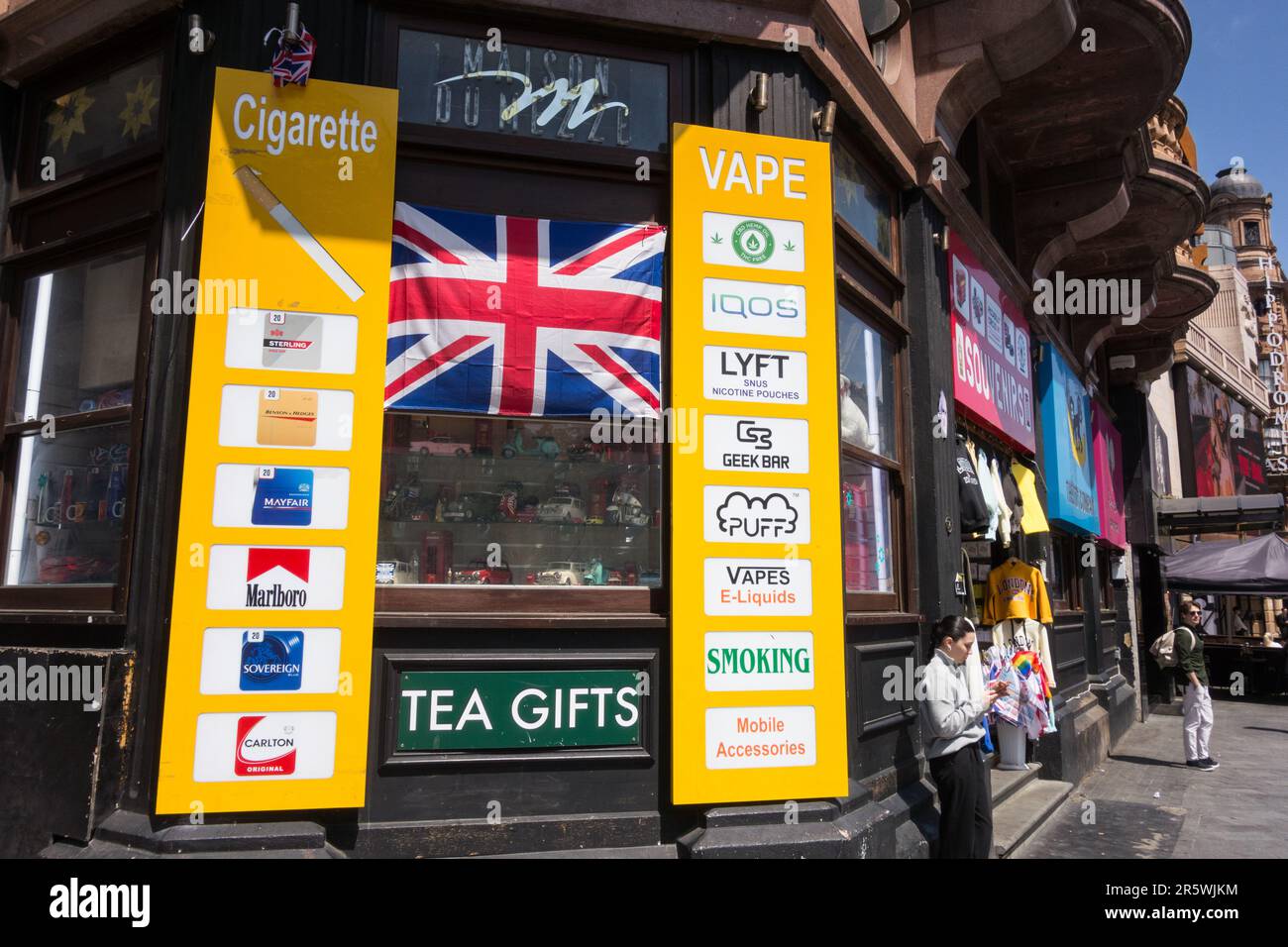 a-vape-shop-in-the-west-end-of-london-leicester-square-england-uk-2R5WJKM.jpg