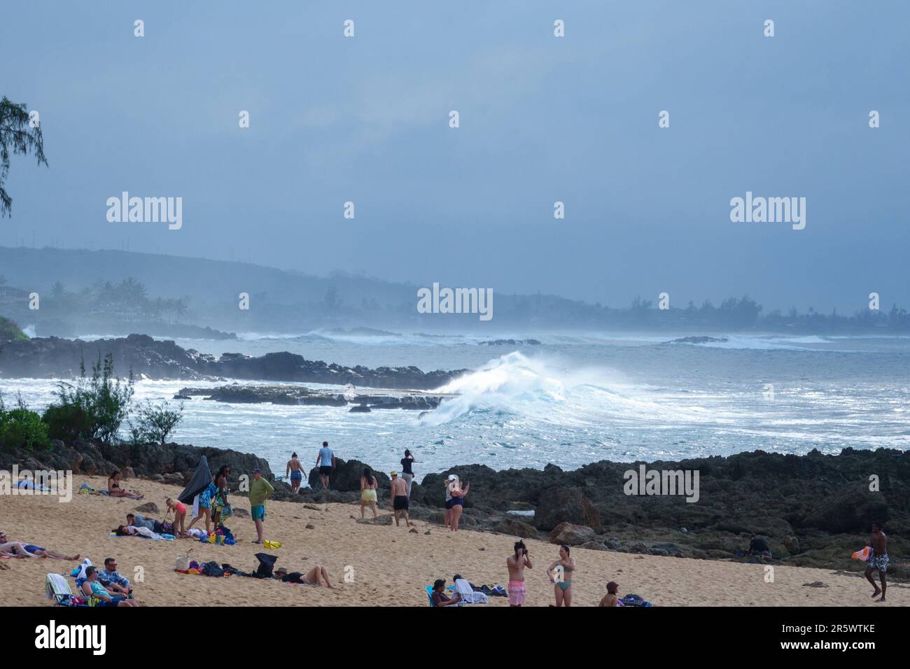 Hawaii family picnic beach hi-res stock photography and images - Alamy
