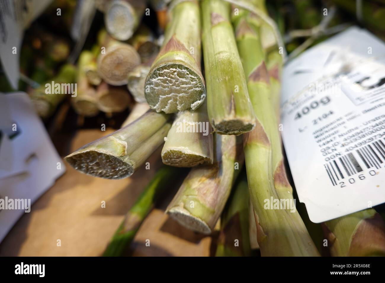 vertrocknete Stengel von importiertem grünen Spargel Stock Photo