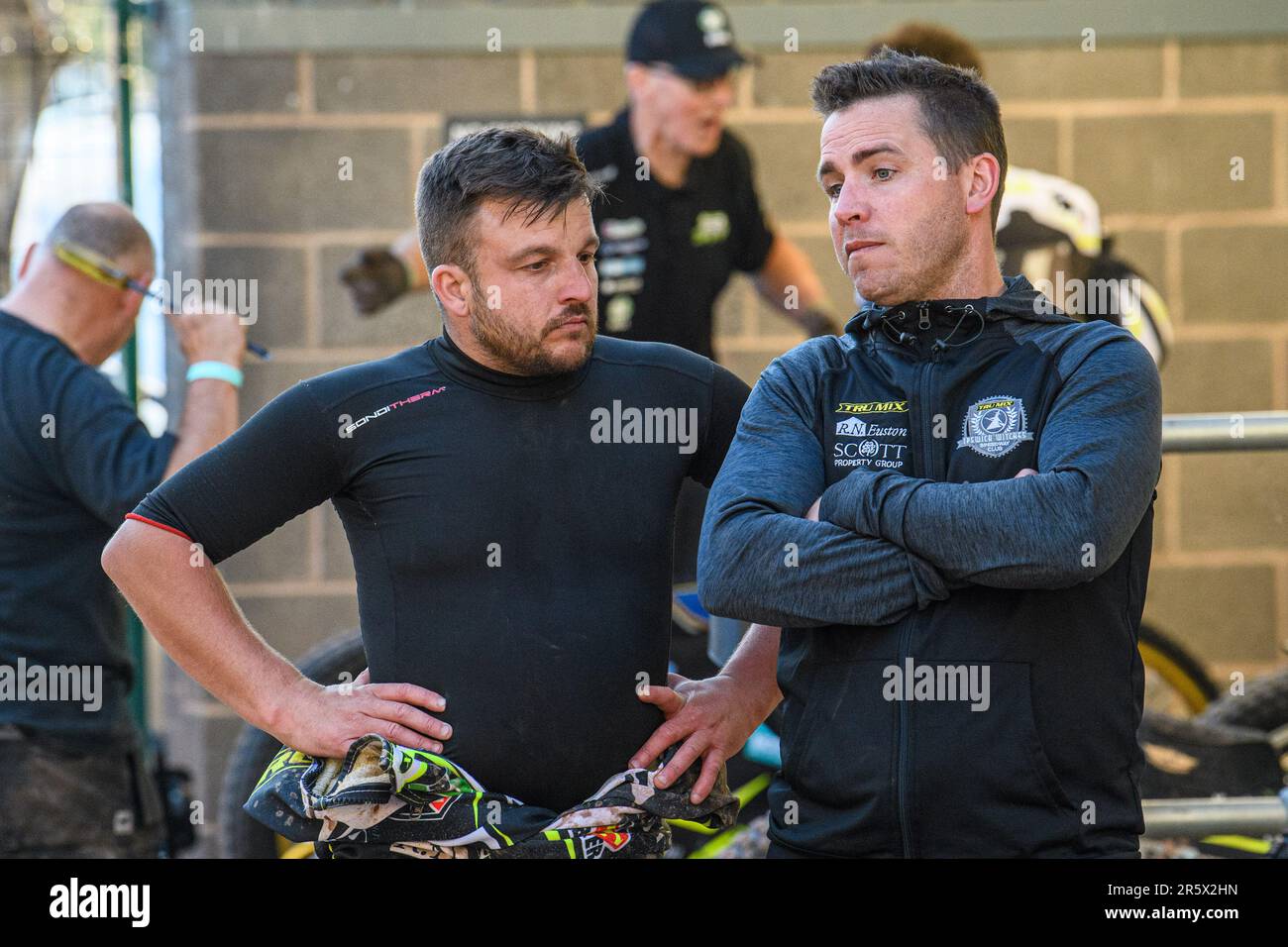 Manchester, UK. 5th June 2023. Ben Barker (left) with Ipswich Team Manager Ritchie Hawkins during the Sports Insure Premiership match between Belle Vue Aces and Ipswich Witches at the National Speedway Stadium, Manchester on Monday 5th June 2023. (Photo: Ian Charles | MI News) Credit: MI News & Sport /Alamy Live News Stock Photo