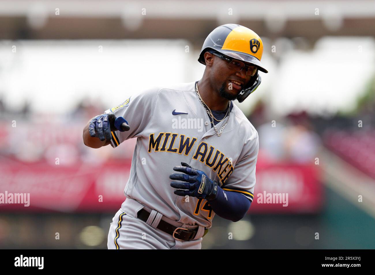Milwaukee Brewers' Andruw Monasterio (14) rounds the bases after