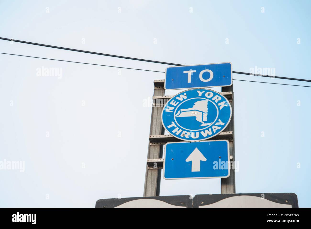 A view of a sign to the Thruway Stock Photo