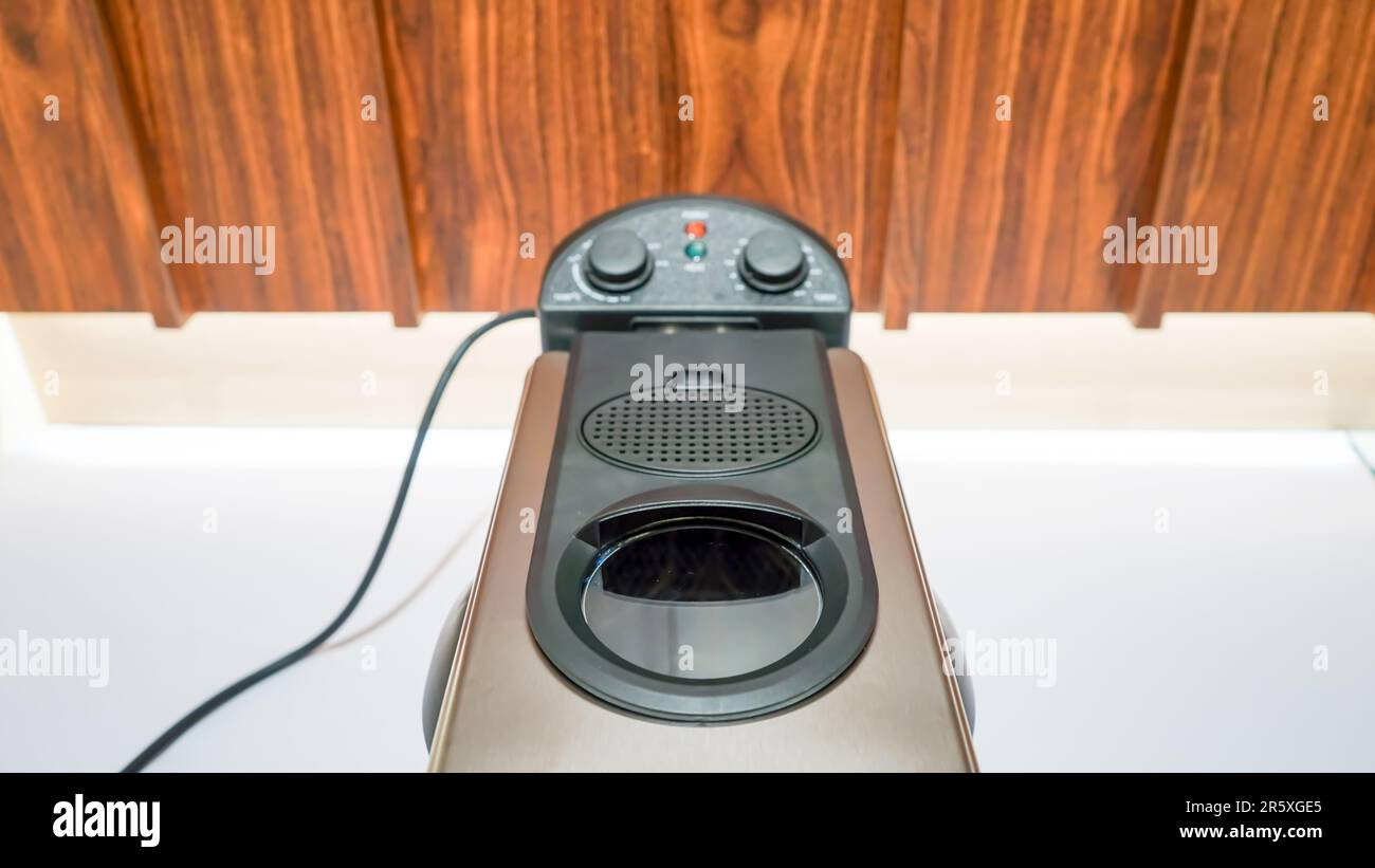 This deep fryer is made of durable stainless steel material that ensures its longevity and easy