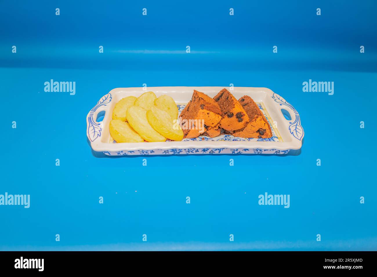 https://c8.alamy.com/comp/2R5XJMD/the-blue-flower-pattern-ceramic-rectangular-cake-container-is-a-stunning-piece-for-storing-and-displaying-your-delicious-baked-creations-2R5XJMD.jpg