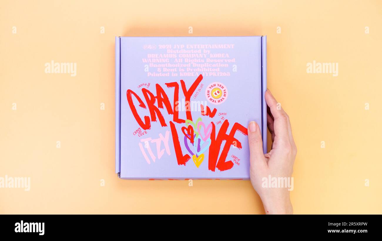 ITZY - The 1st Album [CRAZY IN LOVE] Special Edition - Jewel Case Ver.