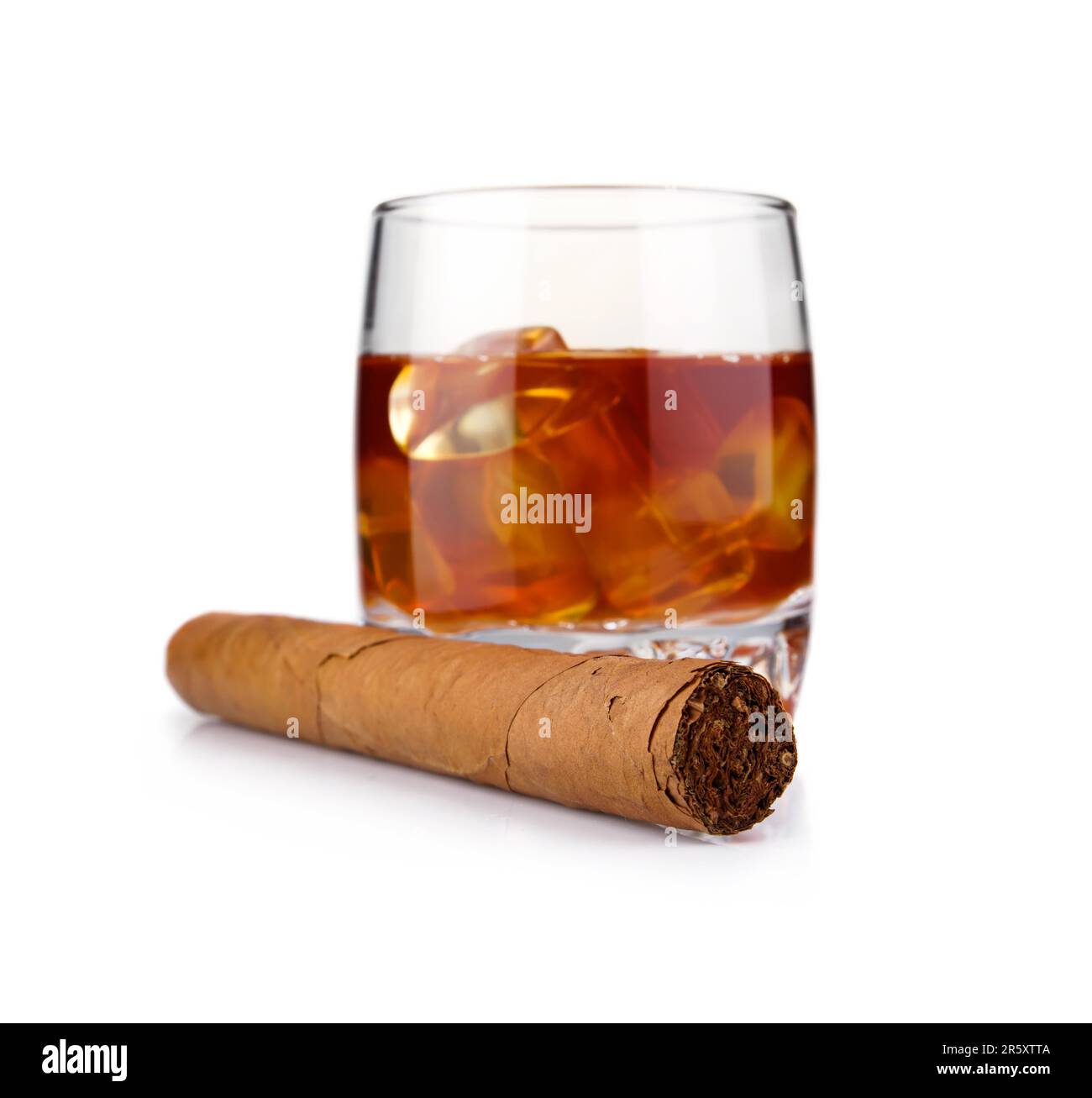 https://c8.alamy.com/comp/2R5XTTA/glass-of-whiskey-with-ice-cubes-and-havana-cigar-isolated-on-white-background-2R5XTTA.jpg