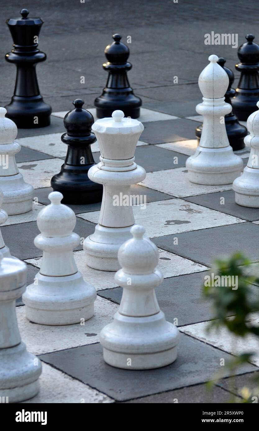 Locals playing chess hi-res stock photography and images - Alamy