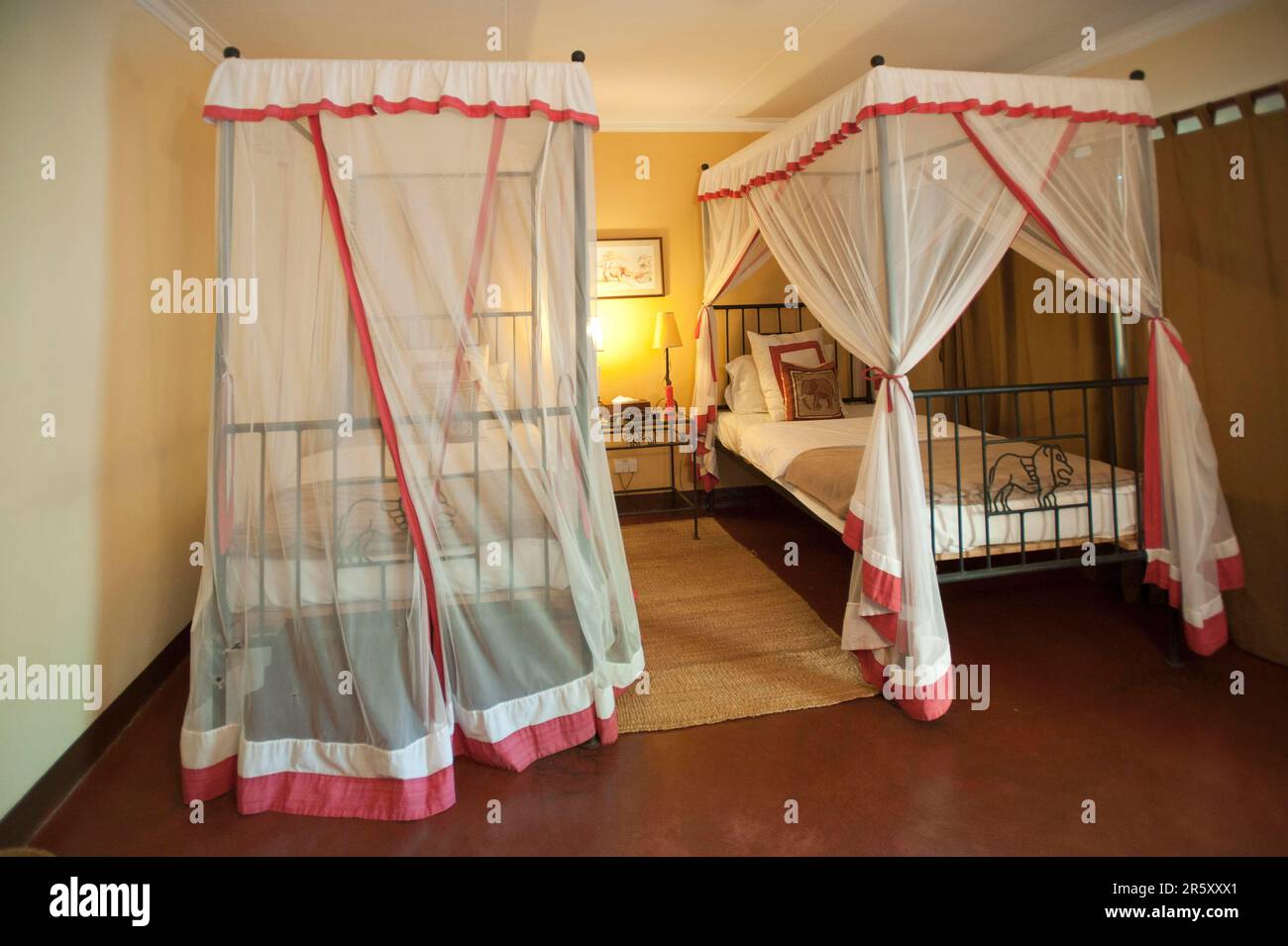 Hotel room, bed, fourposter beds with mosquito nets, Safari Lodge