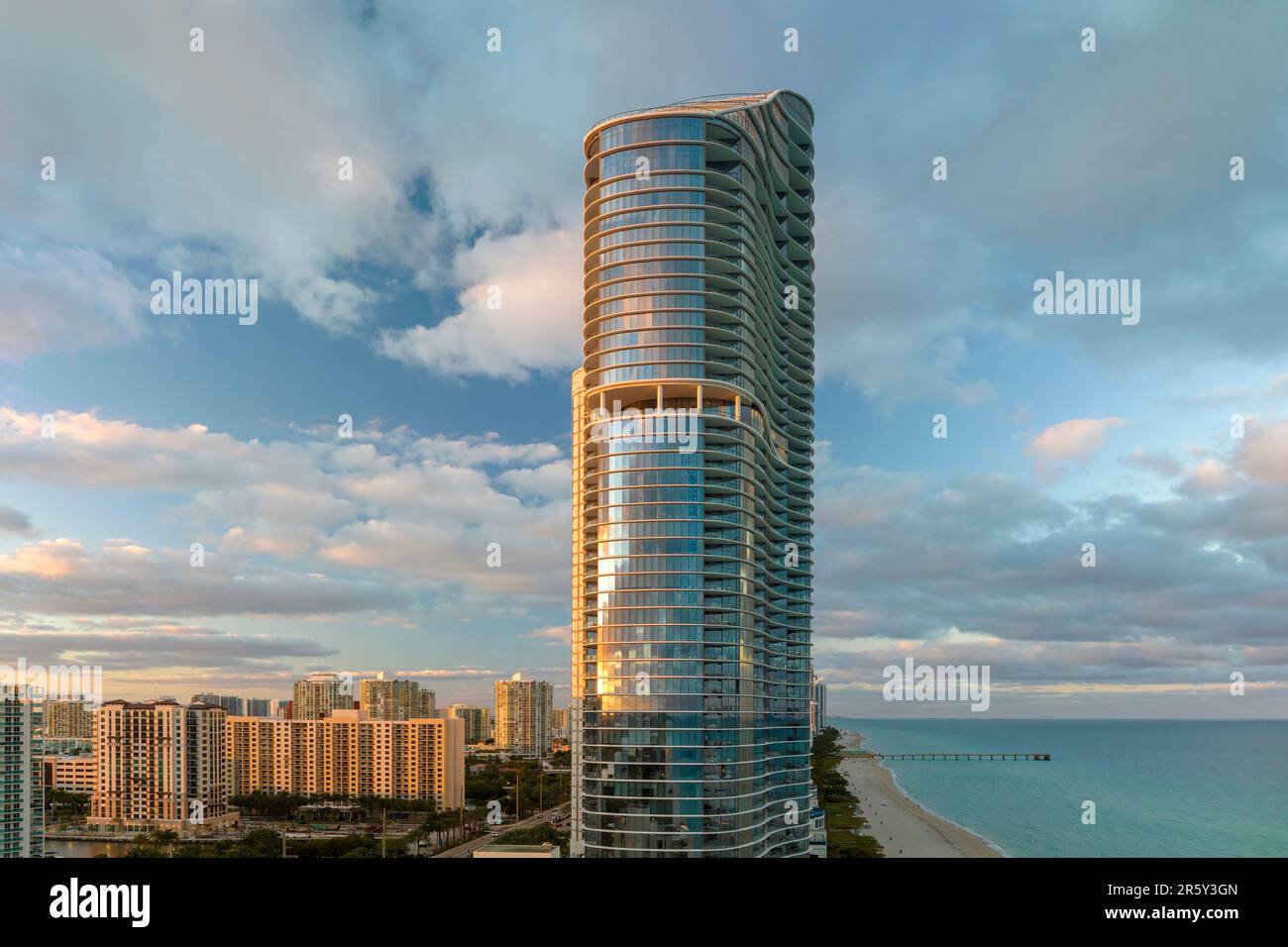 Highrise hotel on oceanfront hi-res stock photography and images - Alamy