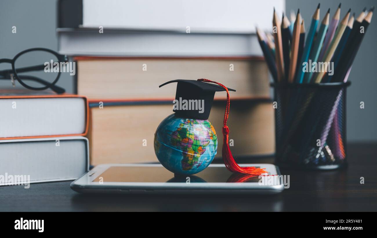 Graduation cap with Earth globe. Concept of global business study ...