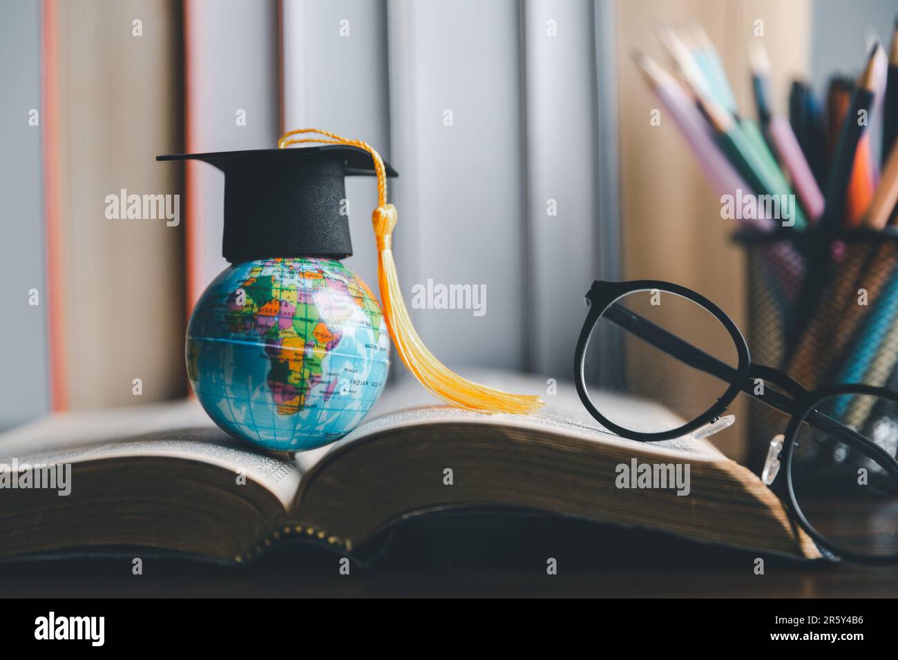 Graduation cap with Earth globe. Concept of global business study ...
