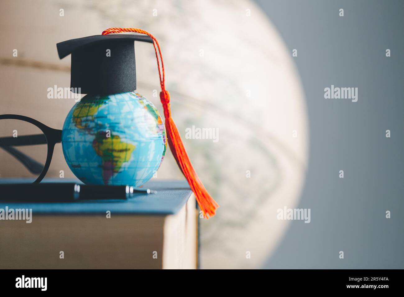 Graduation cap with Earth globe. Concept of global business study ...