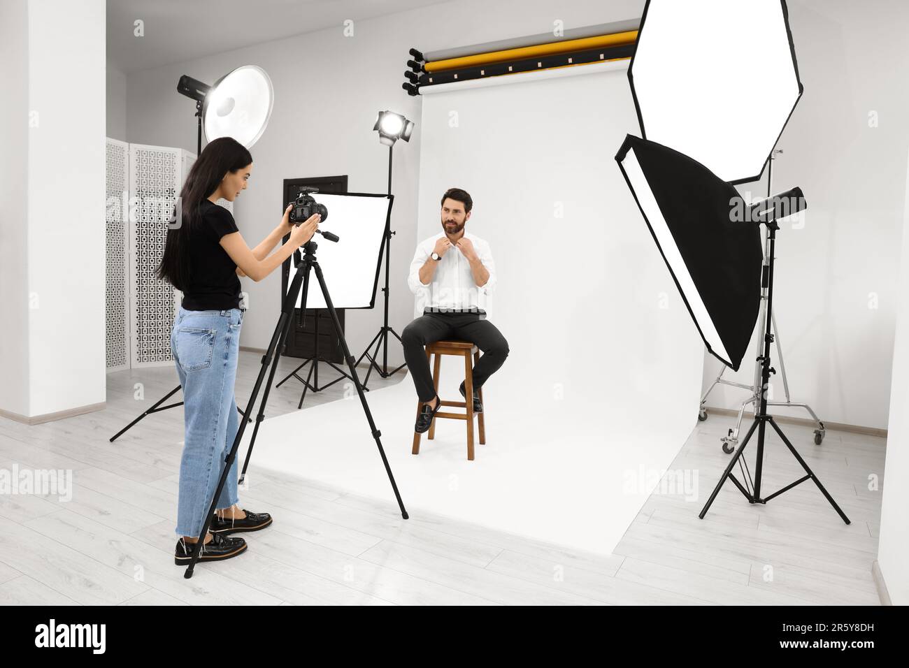 Happy photo shoot team hi-res stock photography and images - Alamy