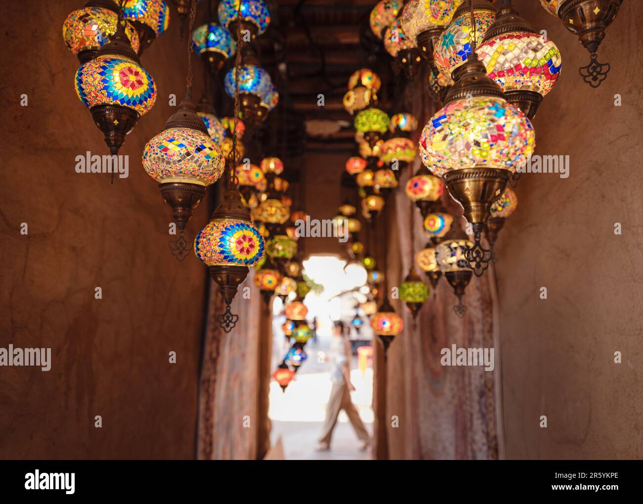 Schönen traditionellen Ramadan Licht Lampe mit unscharfen Hintergrund -  Schuß von Dubai Spice Souk, berühmte tourkish Licht, Platz in Dubai - VAE  Stockfotografie - Alamy