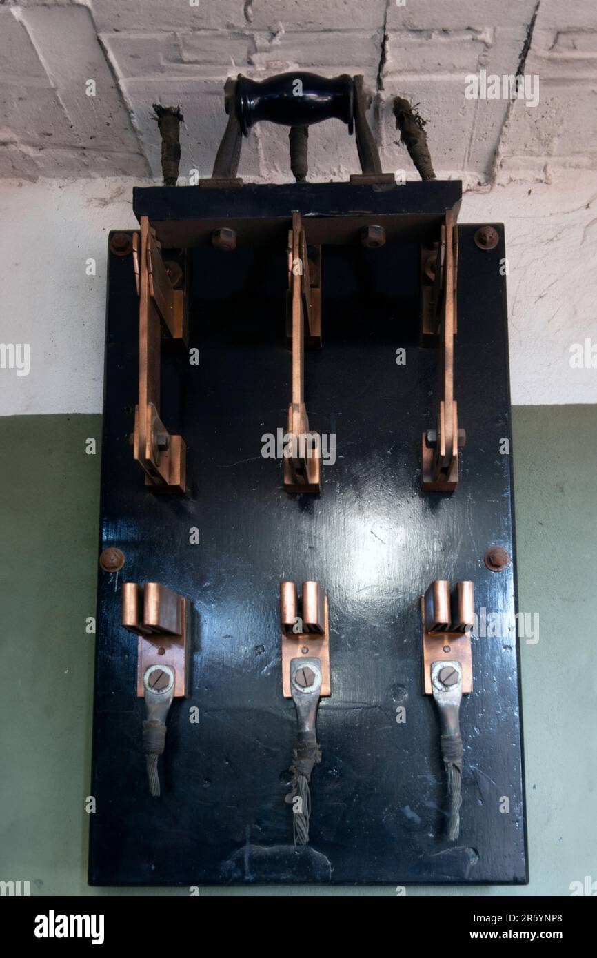 photo of big old electric knife switch for manual connection of