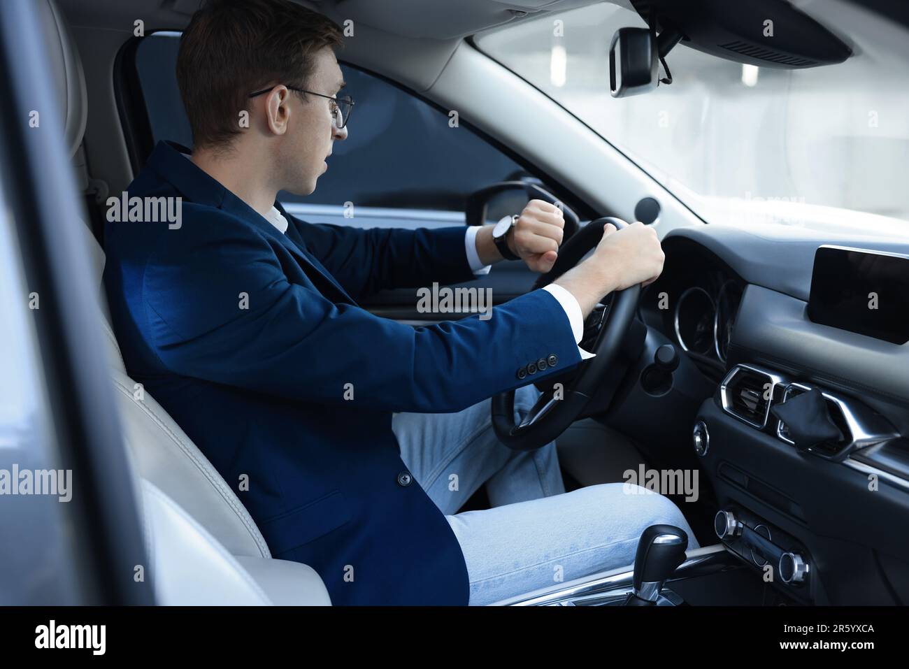 Time in car hi-res stock photography and images - Alamy