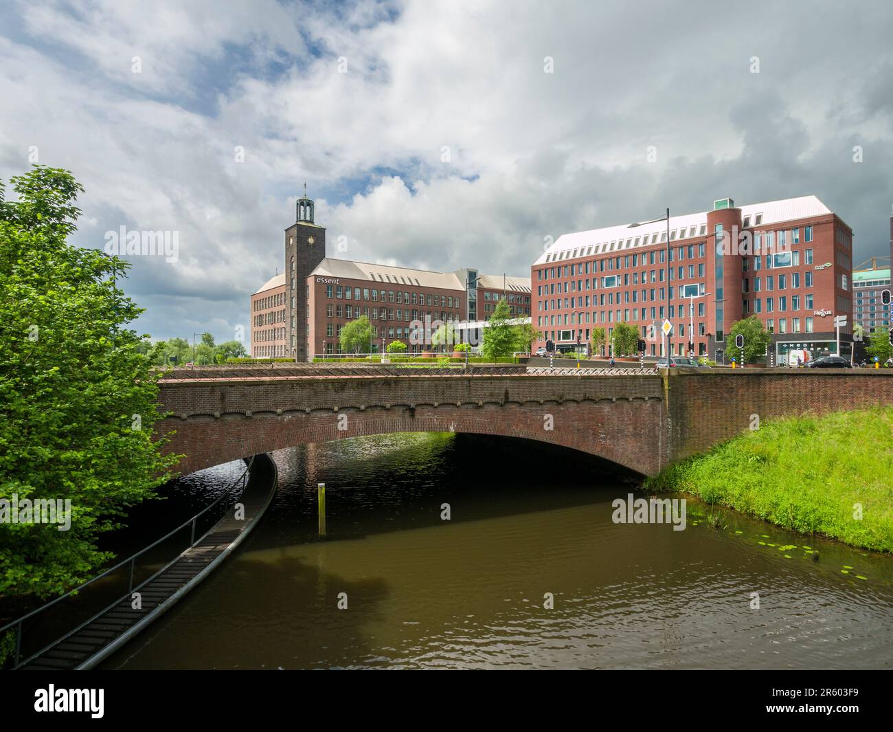 The Dommel flowing through the centre of the Dutch city of Den Bosch, in late spring. Netherlands, Europe. Stock Photo