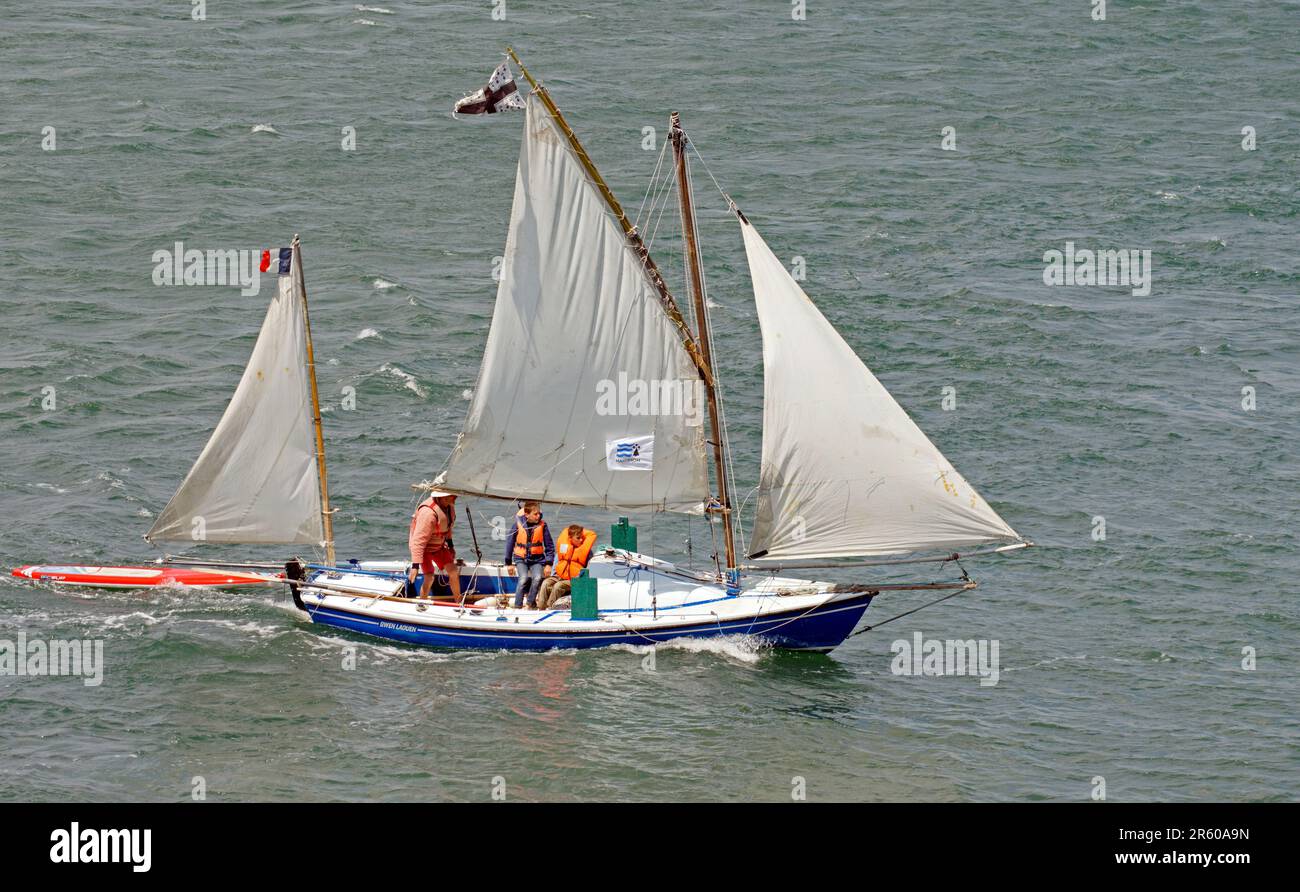 Gwen Laouen sail and row boat, in front of PortNavalo, during Week