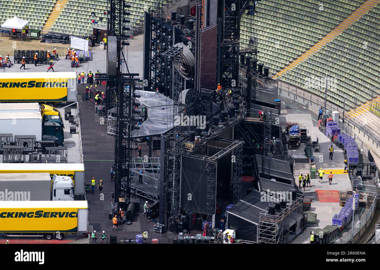 Munich, Germany. 06th June, 2023. Stage technicians build the stage for