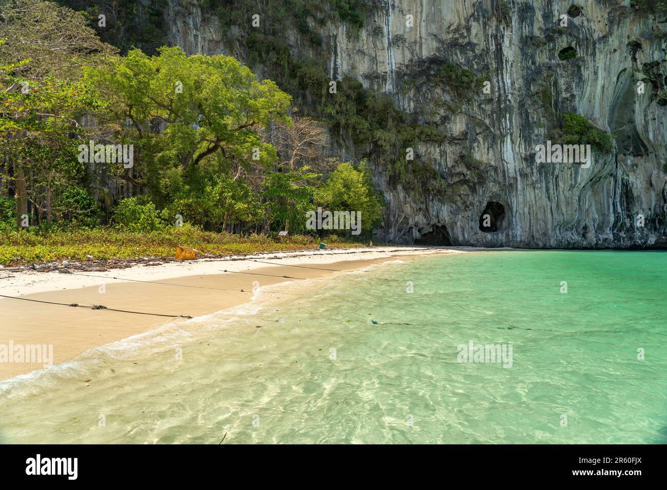 Steile Karstfelsen und Strand der Insel Koh Lao Liang, Thailand, Asien   |  limestone cliffs and beach of Ko Lao Liang islands, Thailand, Asia Stock Photo