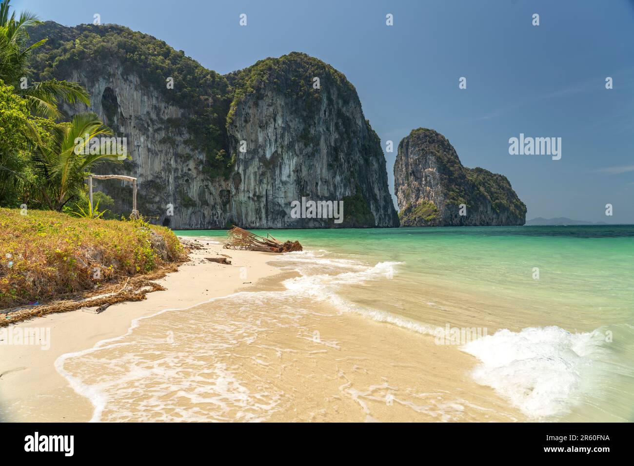 Steile Karstfelsen und Strand der Insel Koh Lao Liang, Thailand, Asien   |  limestone cliffs and beach of Ko Lao Liang islands, Thailand, Asia Stock Photo
