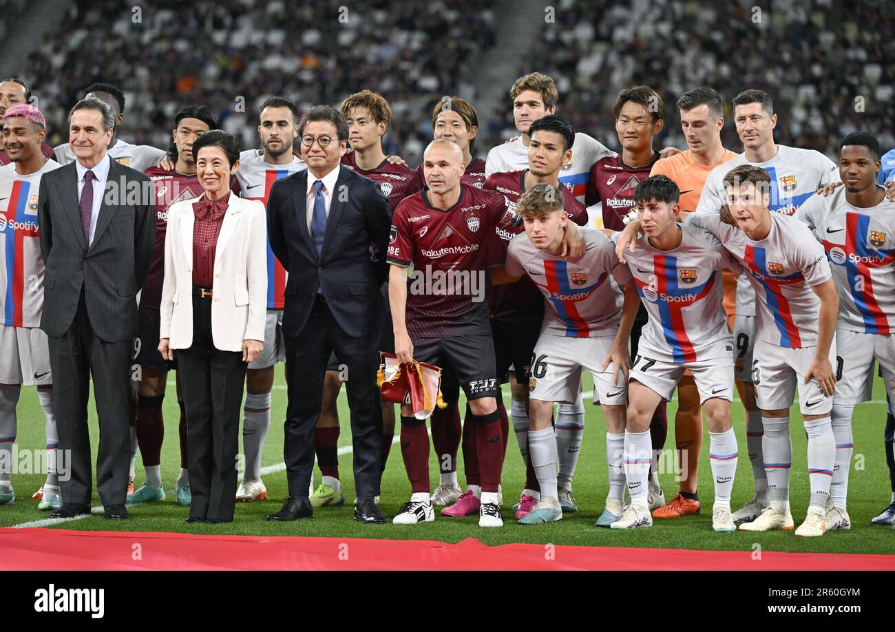 Spanish football star Andres Iniesta (C) poses for a photo with players from his current club