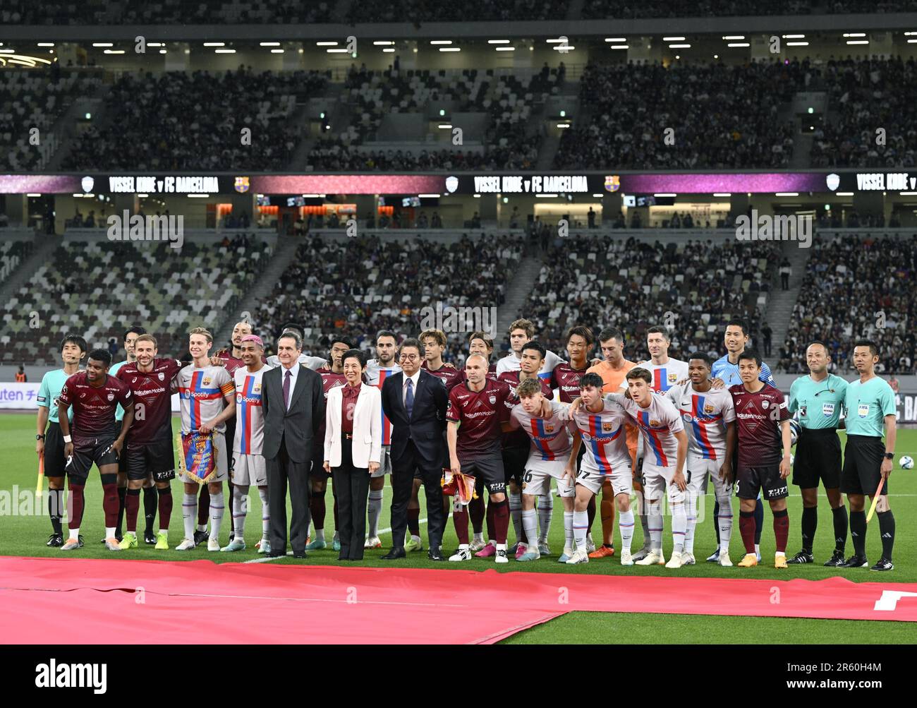 Spanish football star Andres Iniesta (C) poses for a photo with players from his current club