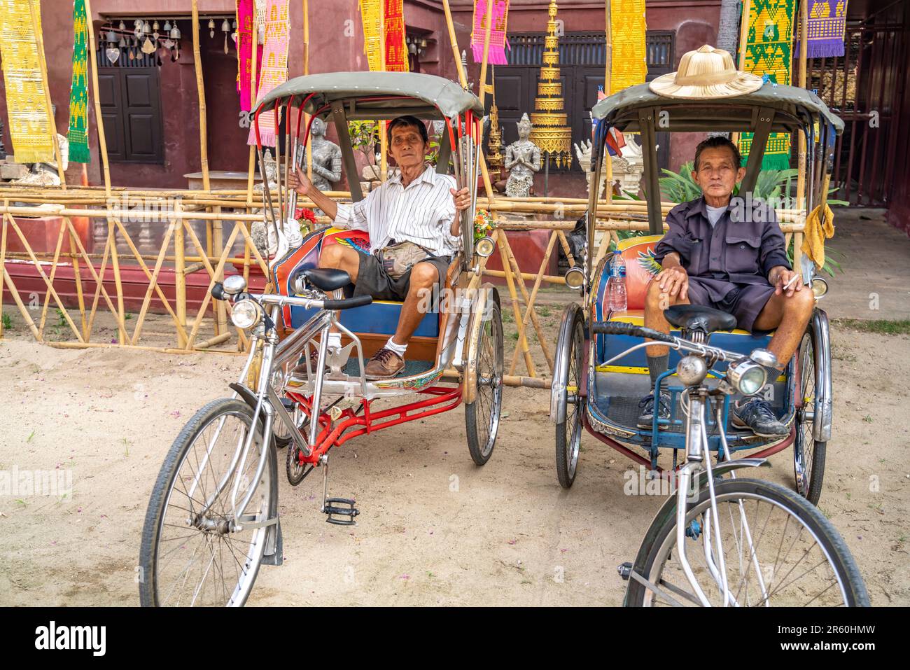Fahrrad Rikscha Fahrer warten auf Kundschaft,  Chiang Mai, Thailand, Asien   |   cycle rickshaw drivers waiting for customers, Chiang Mai, Thailand, A Stock Photo