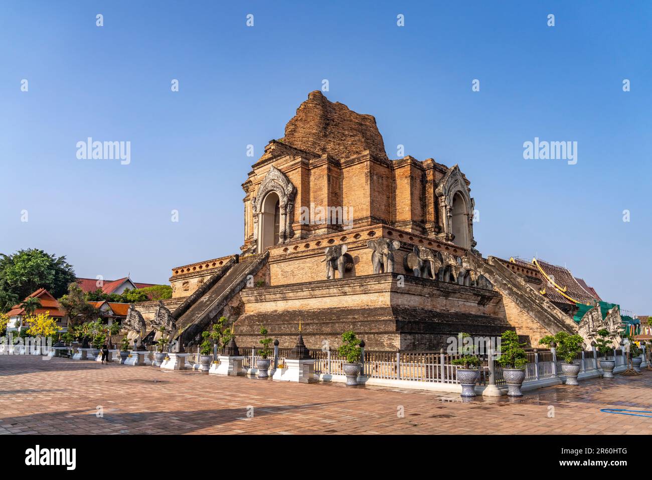 Der große Stupa des Wat Chedi Luang, Chiang Mai, Thailand, Asien   |  The big ruined stupa of Wat Chedi Luang in Chiang Mai, Thailand, Asia Stock Photo