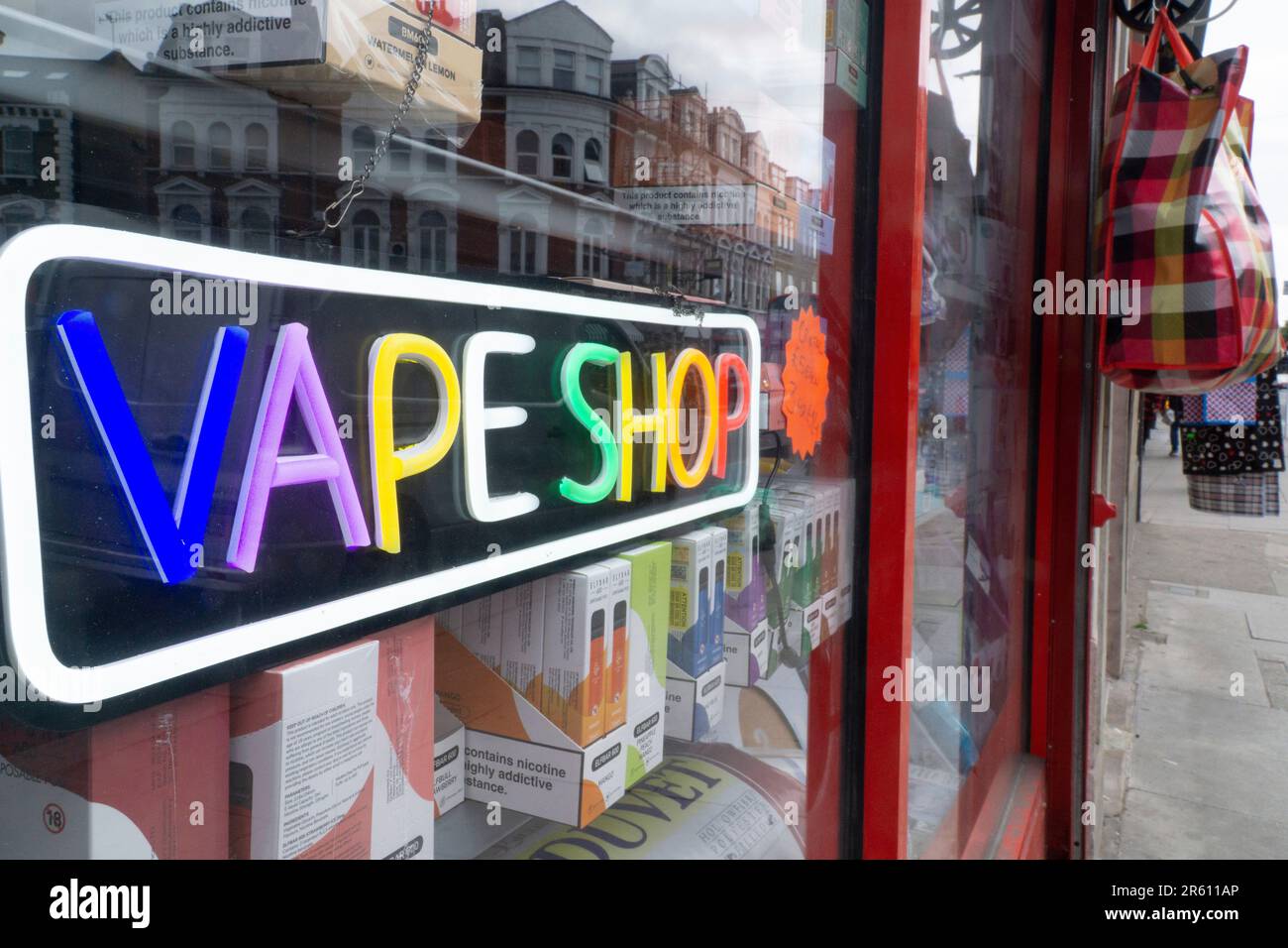 ab wie vielen jahren ist vapen Vaping vapes hi-res stock photography and images