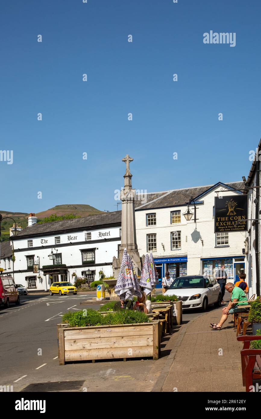 Table mountain rising above the Bear Hotel an 18th century coaching inn, in the Powys market town of Crickhowell South Wales  in Beaufort Street Stock Photo