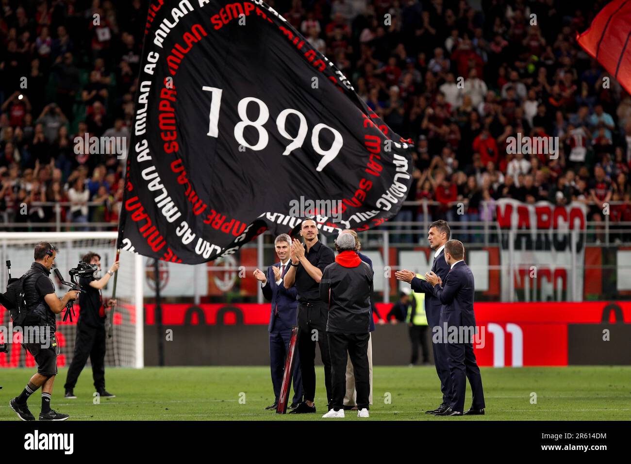 June 4, 2023, Milan, Italy: Italy, Milan, june 3 2023: Zlatan Ibrahimovic (AC Milan striker) farewell party at the end of soccer game AC Milan vs Hellas Verona, Serie A Tim 2022-2023 day38 San Siro Stadium (Credit Image: © Fabrizio Andrea Bertani/Pacific Press via ZUMA Press Wire) EDITORIAL USAGE ONLY! Not for Commercial USAGE! Stock Photo