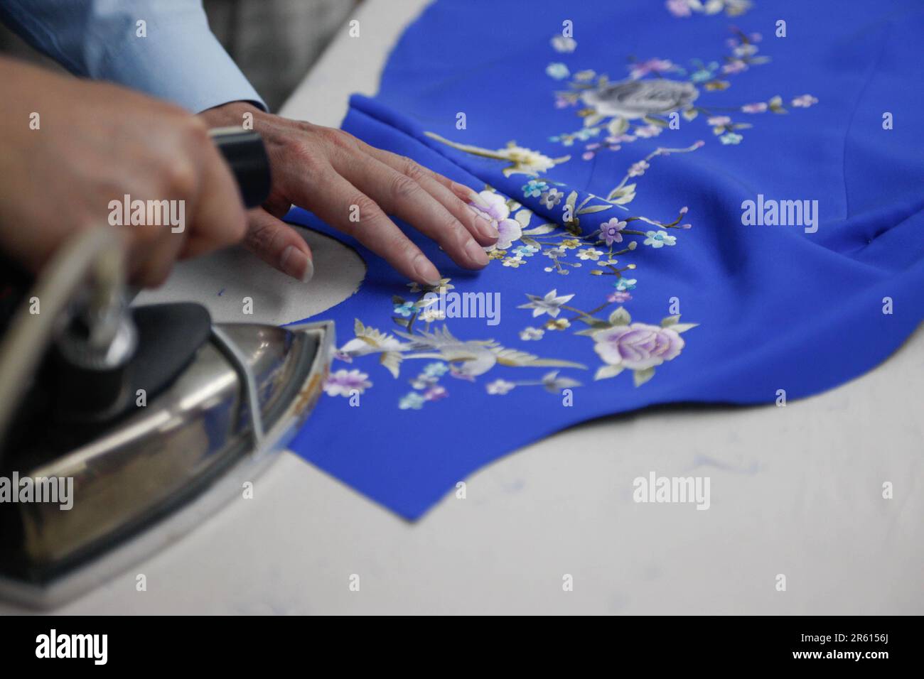 (230606) SHANGHAI, June 6, 2023 (Xinhua) Jiang Manzong irons a