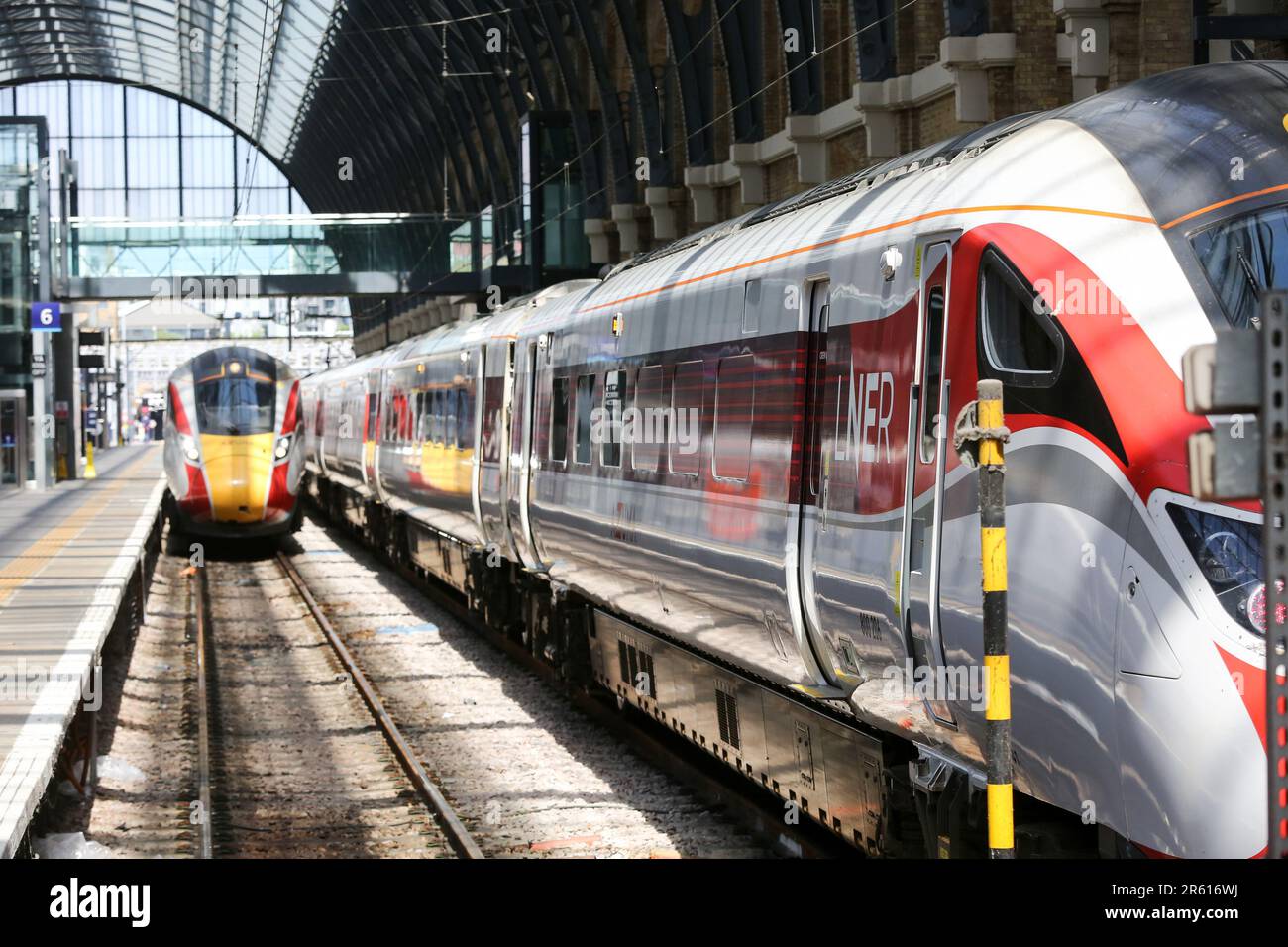 London, UK. 26th May, 2023. A London North Eastern Railway (LNER) train arrives at London King's Cross station (Credit Image: © Steve Taylor/SOPA Images via ZUMA Press Wire) EDITORIAL USAGE ONLY! Not for Commercial USAGE! Stock Photo