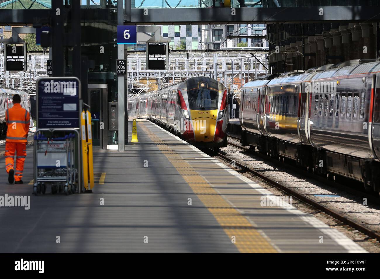 London, UK. 26th May, 2023. A London North Eastern Railway (LNER) train arrives at London King's Cross station. (Credit Image: © Steve Taylor/SOPA Images via ZUMA Press Wire) EDITORIAL USAGE ONLY! Not for Commercial USAGE! Stock Photo