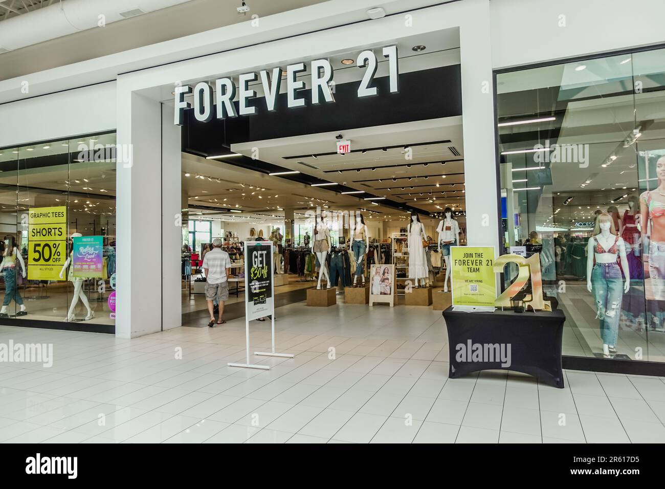 Forever 21 Store In Times Square Nyc Stock Photo - Download Image Now -  Disney Store, Times Square - Manhattan, Forever 21 - iStock