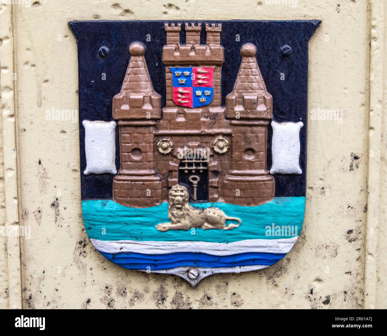 Close-up of the coat of arms of the town of Guildford, located on Onslow Bridge in Guildford, Surrey. Stock Photo