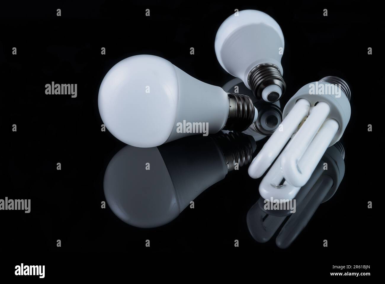 Ampoules basse consommation de formes différentes, illuminées, sur fond