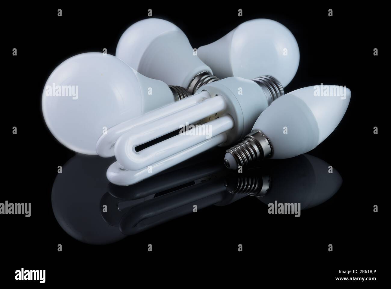 Ampoules basse consommation de formes différentes, illuminées, sur fond