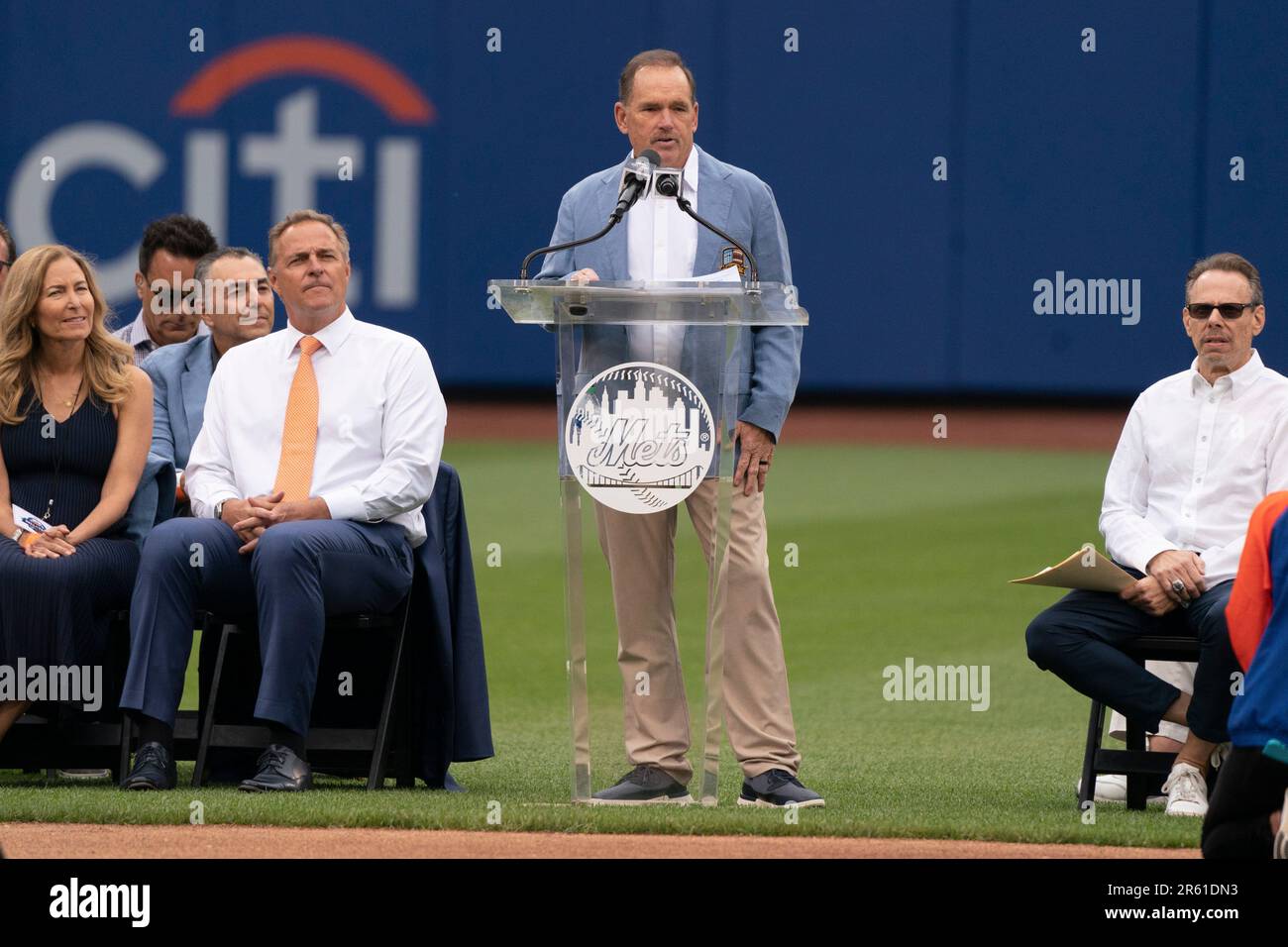 FLUSHING, NY - JUNE 03: Former New York Mets Third Baseman Howard Johnson  makes his acceptance speech into the Mets Hall of Fame prior to the Major  League Baseball game between the
