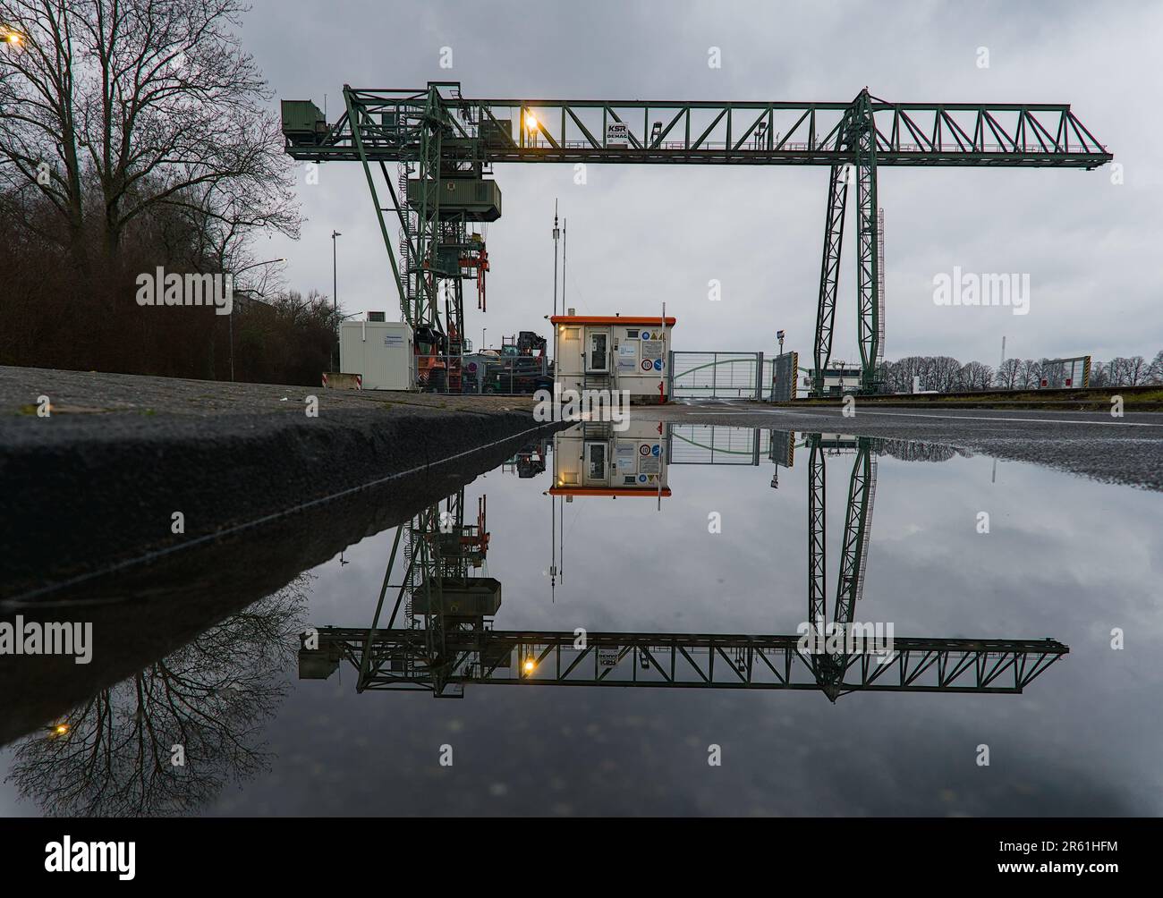 A container crane at the Niehler Port on the River Rhine in Cologne ...